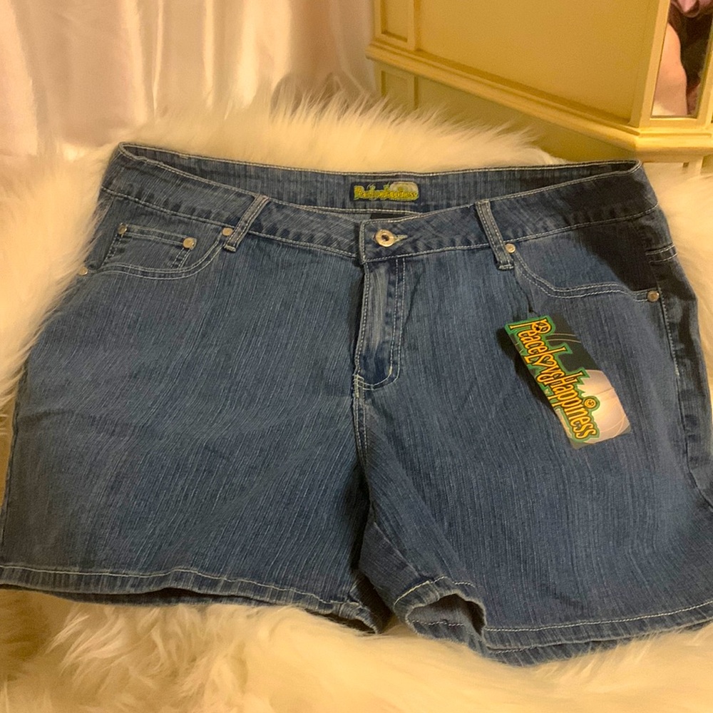 NWOT Peace Love Happiness shorts